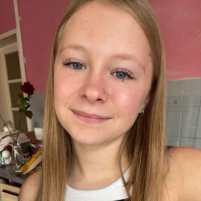Babysitter in Villers-au-Tertre: Lina