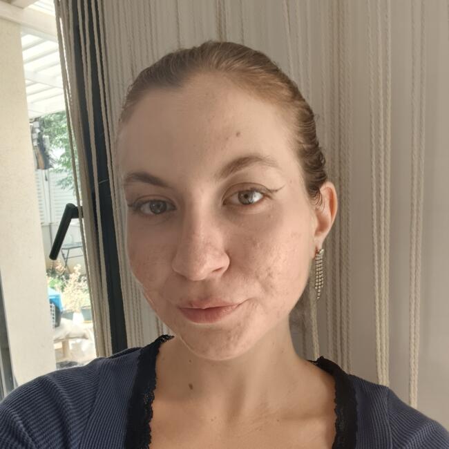 בייביסיטר ב- פתח תקווה: Anna