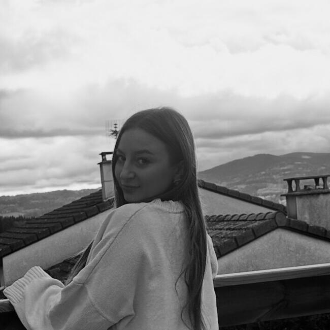 Babysitter in Cravant: Karen