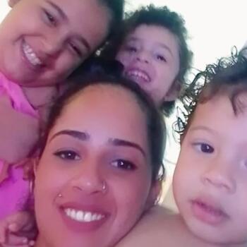 Babá em Caragua: Regina