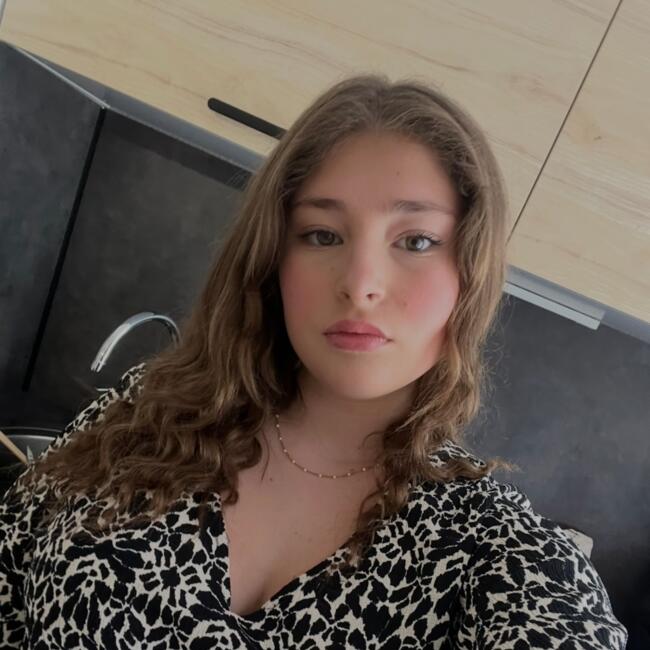 Babysitter in Lucé: Lora