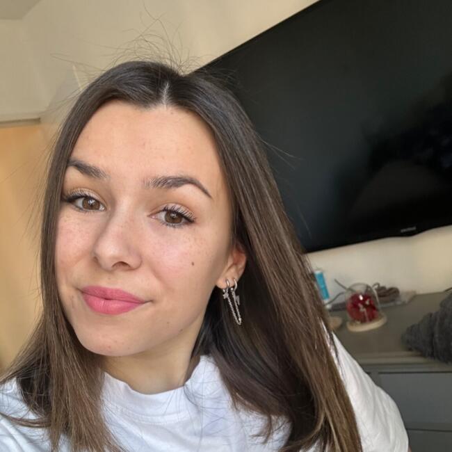 Babysitter in Saint-Etienne: Carla