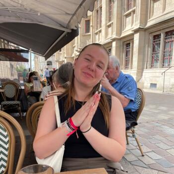 Babysitter in Saint-Marcel: Flora