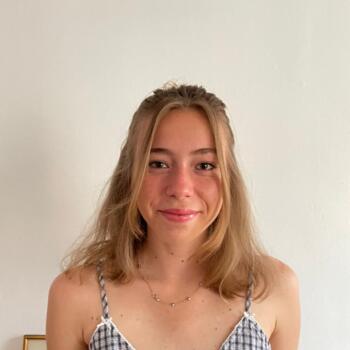 파리에 있는 베이비시터: Louise