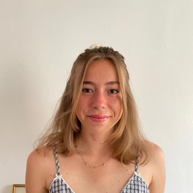 파리에 있는 베이비시터: Louise