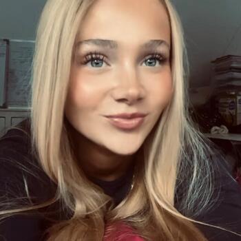 Babysitter in Besné: Clemence