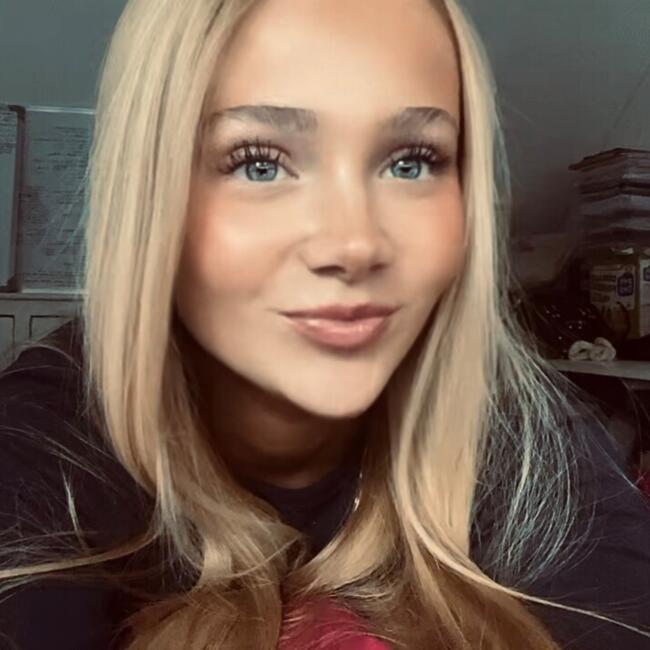Babysitter in Besné: Clemence