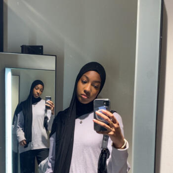 Babysitter in Louvres: Amina