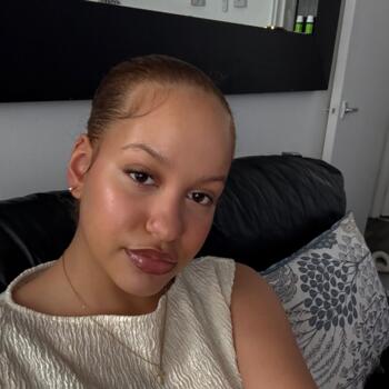 Babysitter in London: Laura