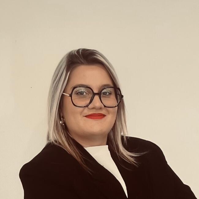Babysitter in Saint-Léger-lès-Domart: Lea