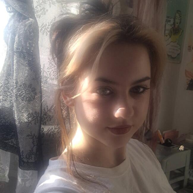 Babysitter in Doncaster: Mia