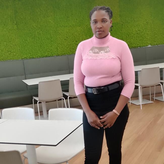 مربية أطفال في دبي: Hellen