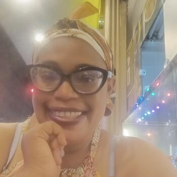 جليسة أطفال إمارة الشارقة: Yvonne