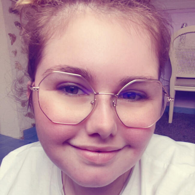 Babysitter in Saint-Hilaire-le-Châtel: Jade
