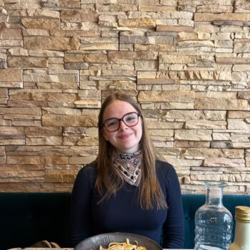 Babysitter in Englos: Coline