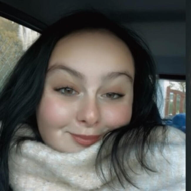 Babysitter in Saint-Étienne-de-Chigny: Laura