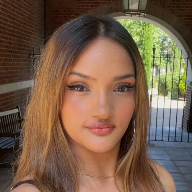 Babysitter in London: Riya