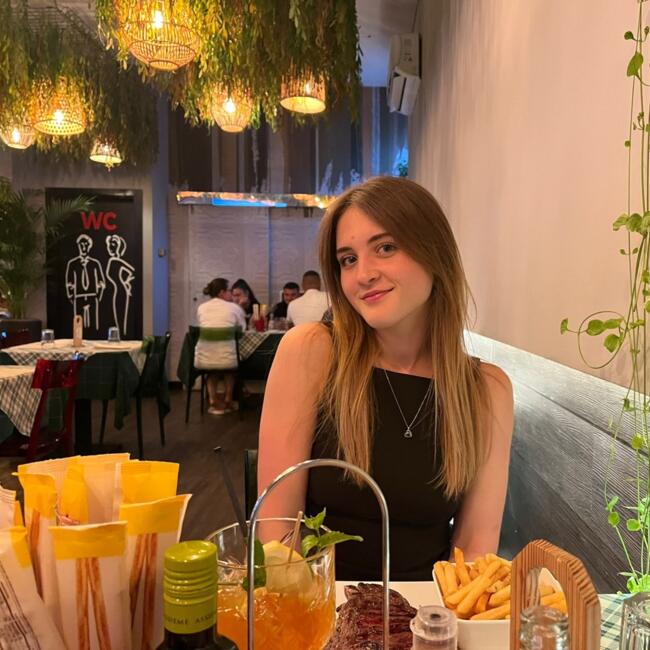 Babysitter in Illasi: Catalina