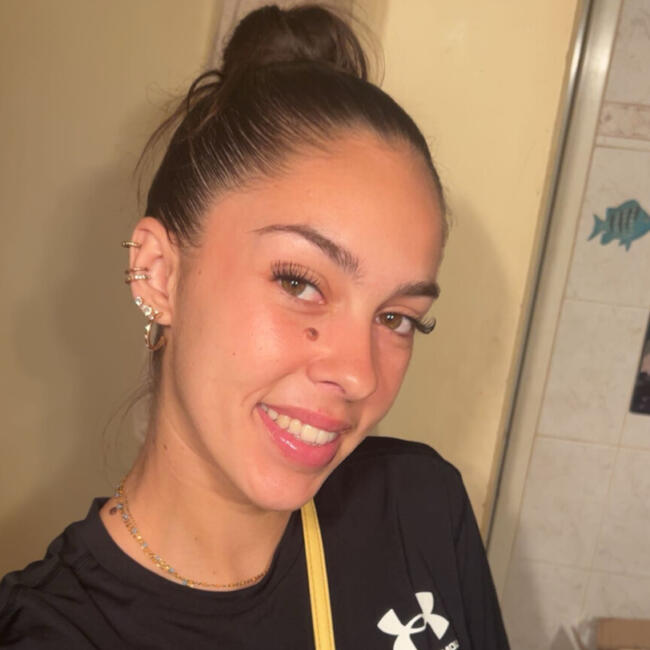 Baby-sitter à Cannes: Mya