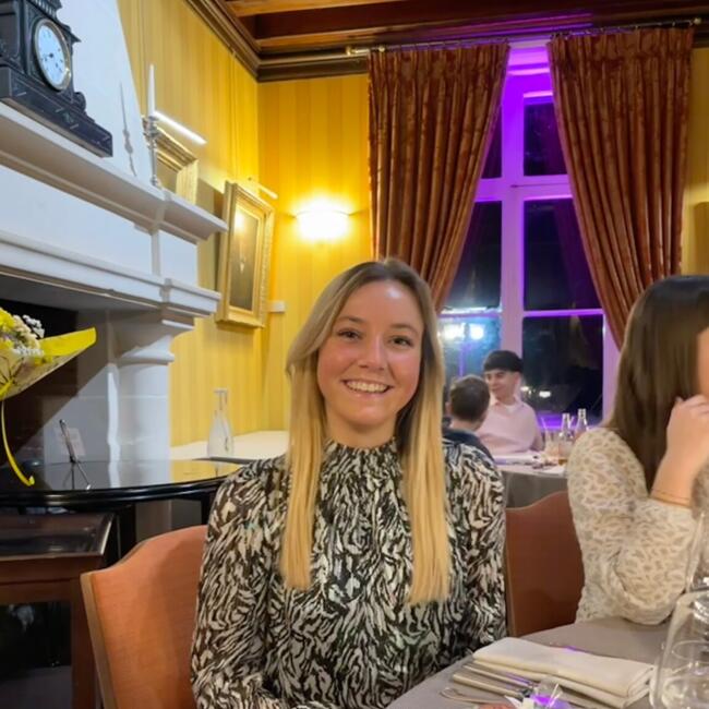 Babysitter in Chargé: Louise