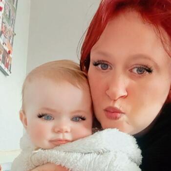 בייביסיטר ב- דנקרק: Pamela