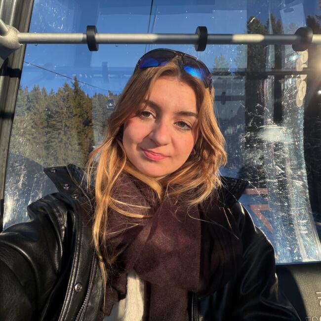 Babysitter in Etaux: Ava