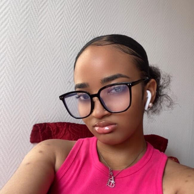 Babysitter in Saint-Ouen: Erika