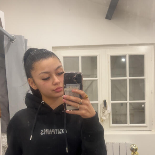 Babysitter in Le Haillan: Tiya