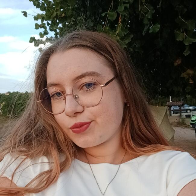 Babysitter in Éveux: Julia