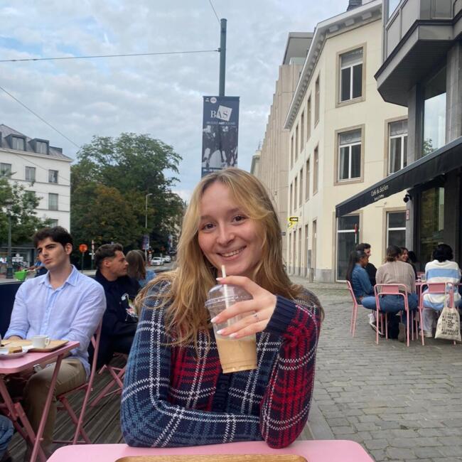 Babysitter in Sint-Gillis: Marie