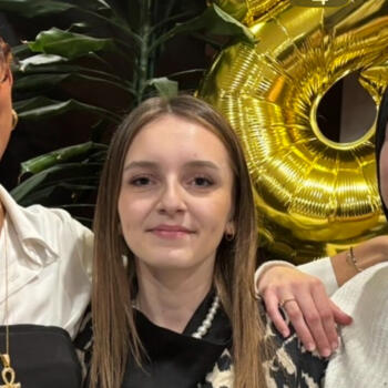 Babysitter in Trémentines: Liya