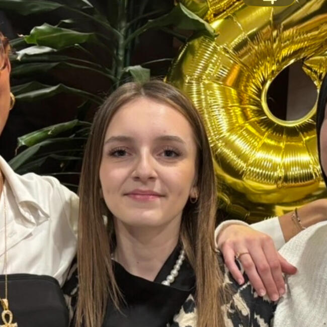 Babysitter in Trémentines: Liya