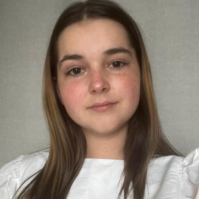 Babysitter in Saint-Mars-du-Désert: Maya