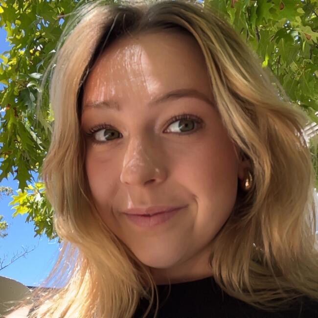 Babysitter in Canberra: Alizée