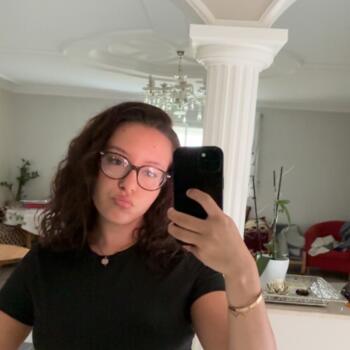 Babysitter in Attignat: Sarah