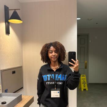 Babysitter in Triangle: Sanaa
