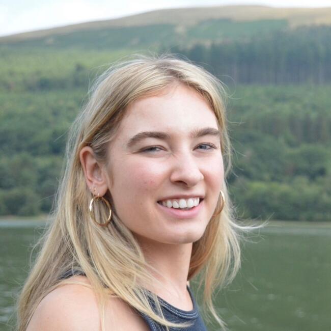 Babysitter in Saddleworth: Ava
