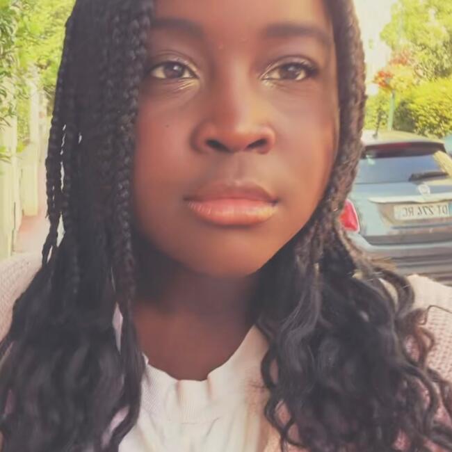 Babysitter in Saint-Maurice: Allison