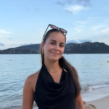 Babysitter in Saint-Mars-du-Désert: Margot