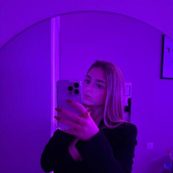 Babysitter in Paris: Chloe