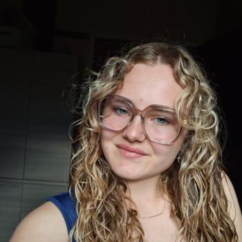 Babysitter in Le Chesne: Charlotte