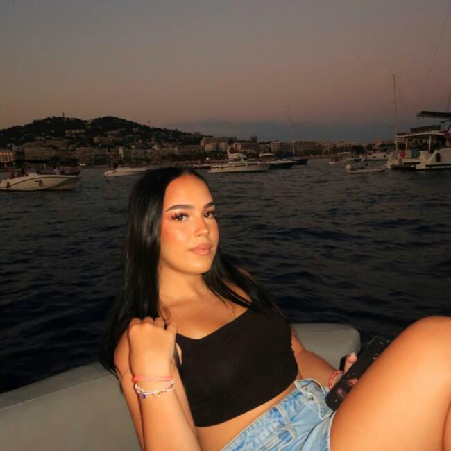 ニース のベビーシッター: Julieta