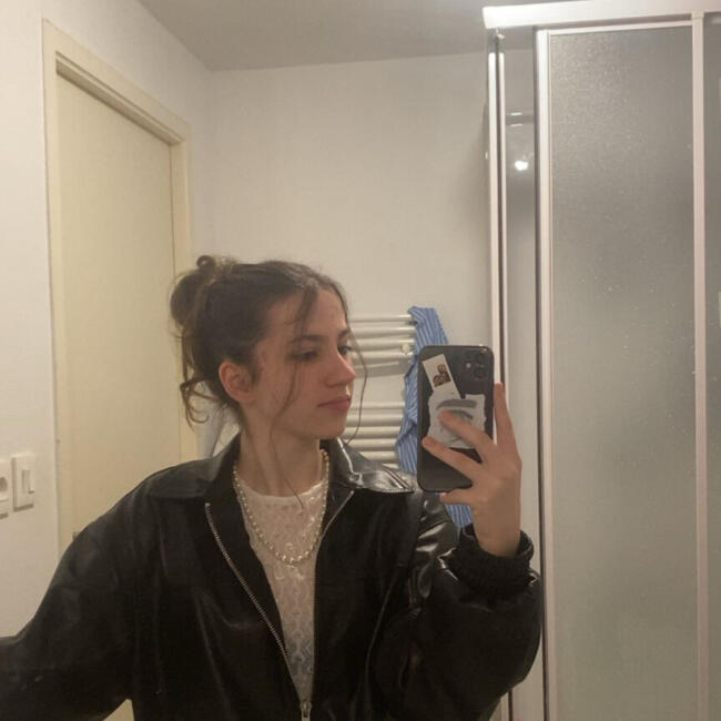 Babysitter in Saint-Victor: Lana