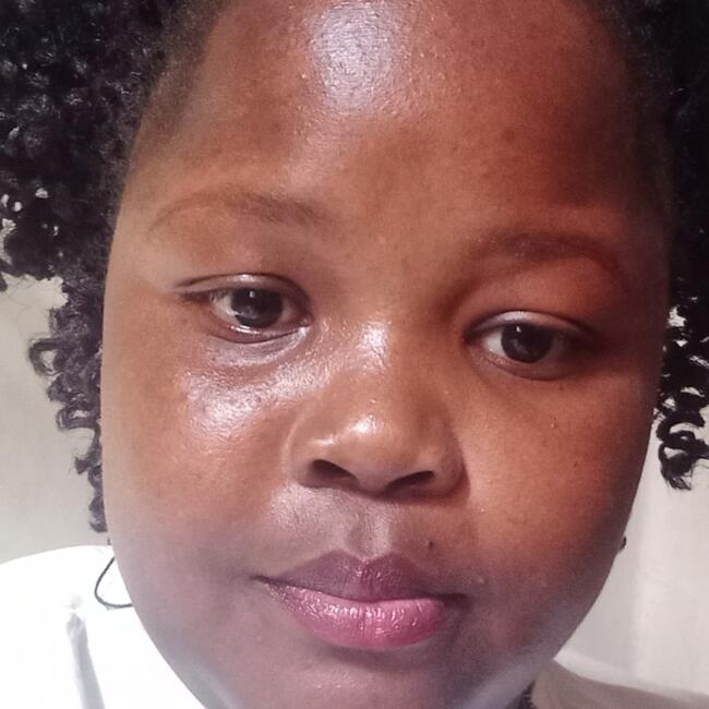 مربية أطفال في Jazīrat Abū Z̧aby: Akello