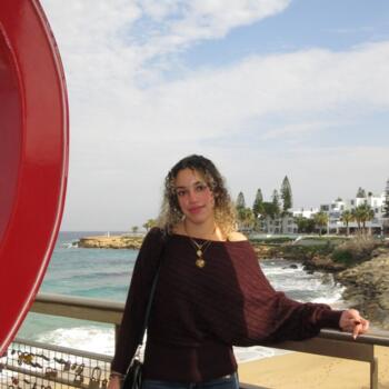 Paralımnı bölgesinde bebek bakıcısı: Andriana