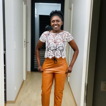 Baby-sitter in Roeser: Ngweni Roline