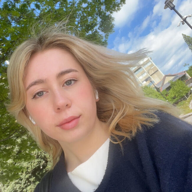 Babysitter in Dunedin: Holly