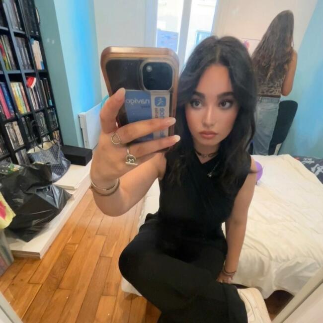 Babysitter in Saint-Mandé: Angie