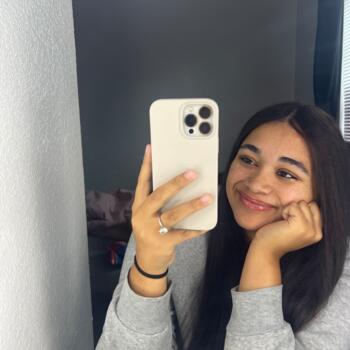 Babysitter in Midland: Hannah