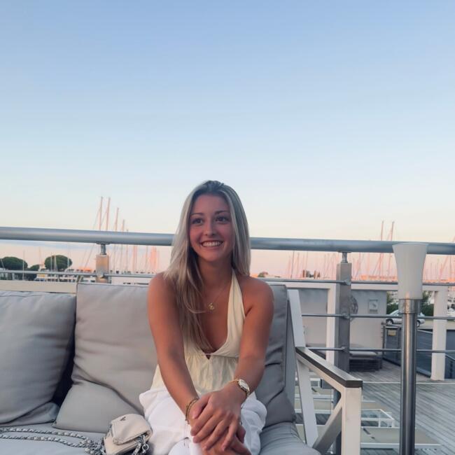 Babysitter in Villeurbanne: Nina